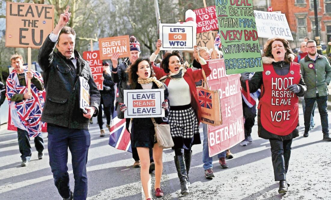 Manifestantes a favor de la salida de Reino Unido de la Unión Europea (UE), ayer afuera del Parlamento, en Londres. Foto: HANNAH MCKAY. REUTERS