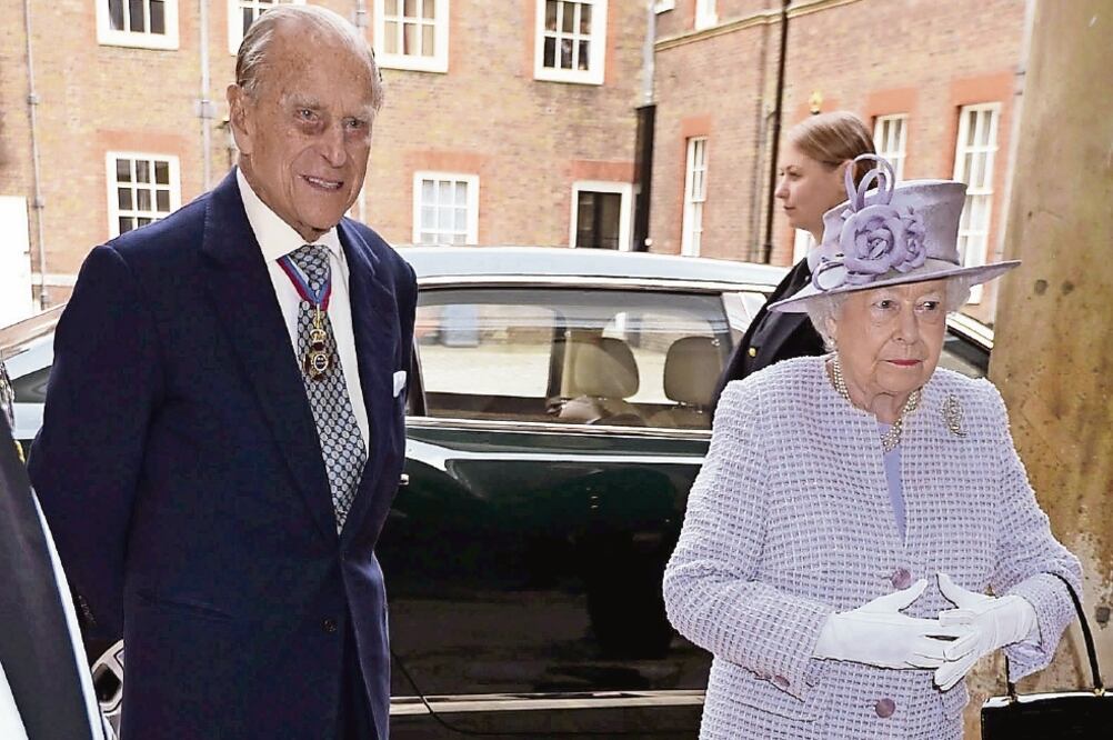 El príncipe Felipe y la reina Isabel II de Inglaterra, ayer al asistir a un servicio religioso en la Capilla Real del Palacio de San Jaime en Londres. (EFE)