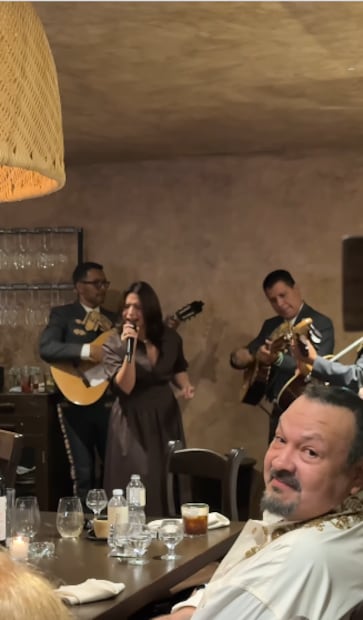 Pepe Aguilar, orgulloso de Ángela durante su fiesta de cumpleaños.