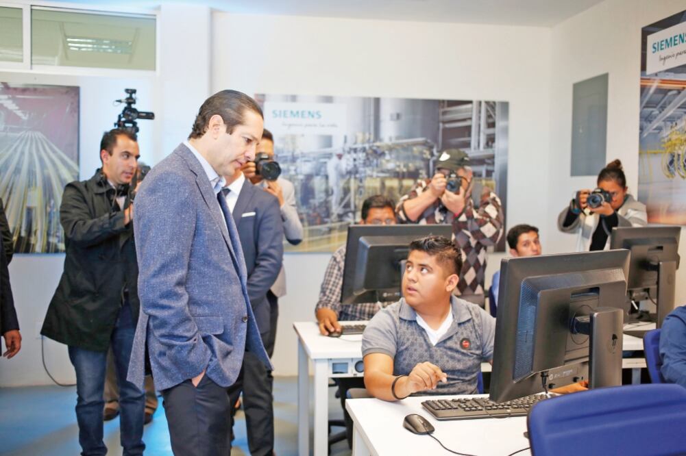 El gobernador Francisco Domínguez Servién puso en marca la fabricación de Control de Motores de Baja Tensión en la planta Siemens