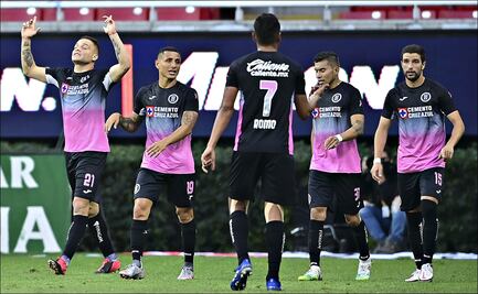 Con doblete de 'Cabecita' Rodríguez, Cruz Azul vence sin problemas a las Chivas