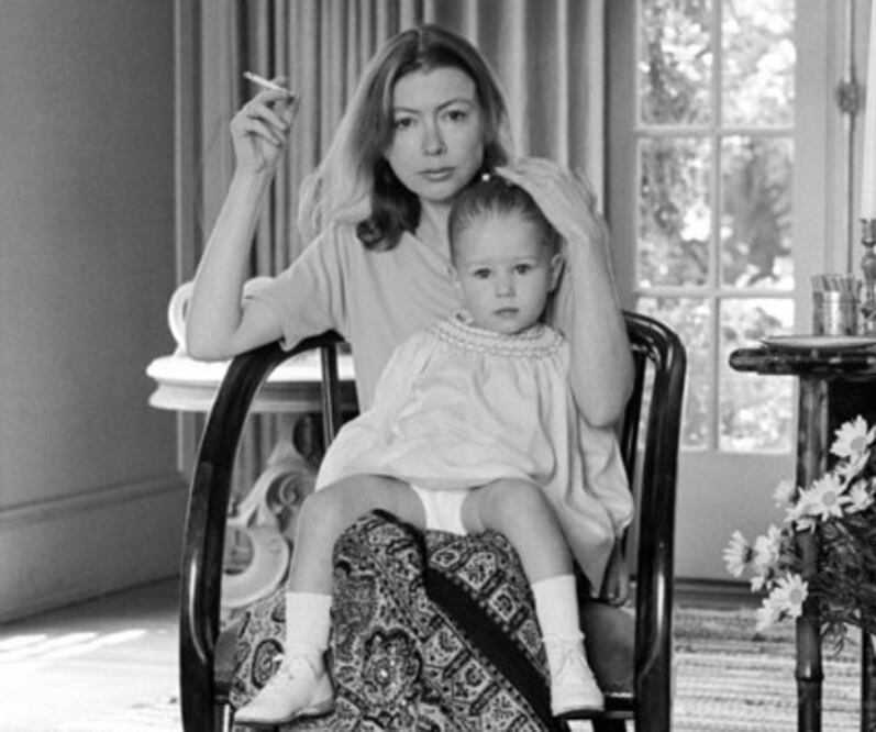 La escritora Joan Didion con su hija adoptiva Quintana Roo. Crédito: Oregon Artswatch