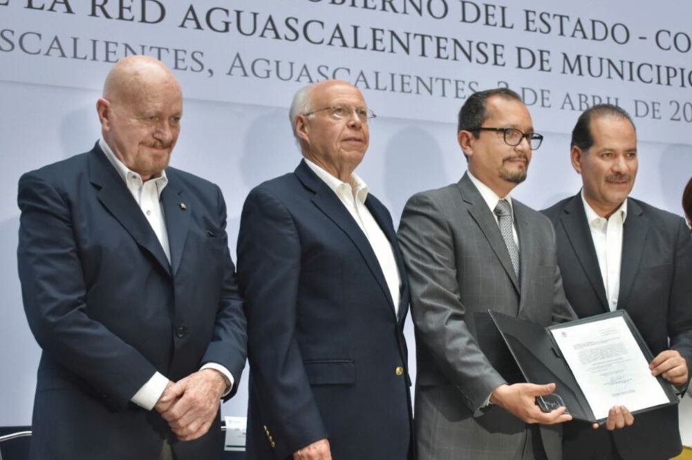 Manuel Mondragón, de Conadic; José Narro, secretario de Salud, y el gobernador Martín Orozco, al instalar el consejo (SECRETARÍA DE SALUD)