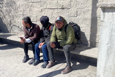 “Aunque no sea tu familiar uno se siente triste”: dicen migrantes frente al INM en Ciudad Juárez