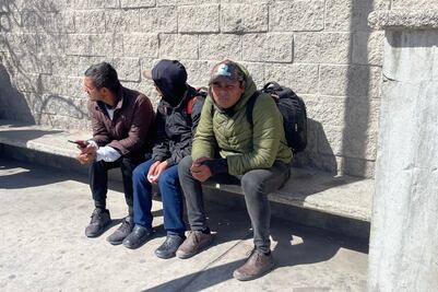 “Aunque no sea tu familiar uno se siente triste”: dicen migrantes frente al INM en Ciudad Juárez