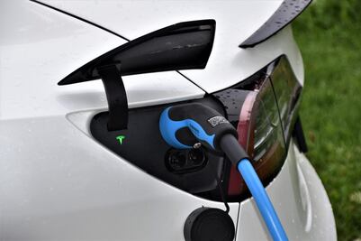 ¿Se puede cargar un auto eléctrico con un generador a base de gasolina?