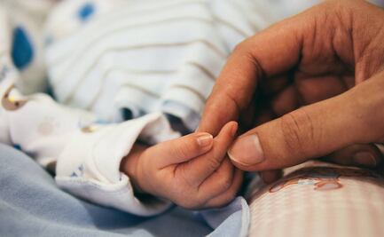 Reconocen a dos papás y una mamá como progenitores de un bebé