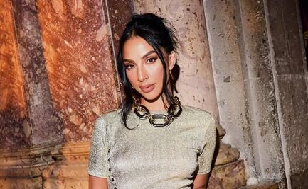 María Chacón luce vestido vino con detalle metálico en el escote