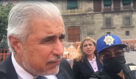 “¿Sabes que te puedo sacar?”, dicen policías a reporteros en plena entrevista con el senador José Narro