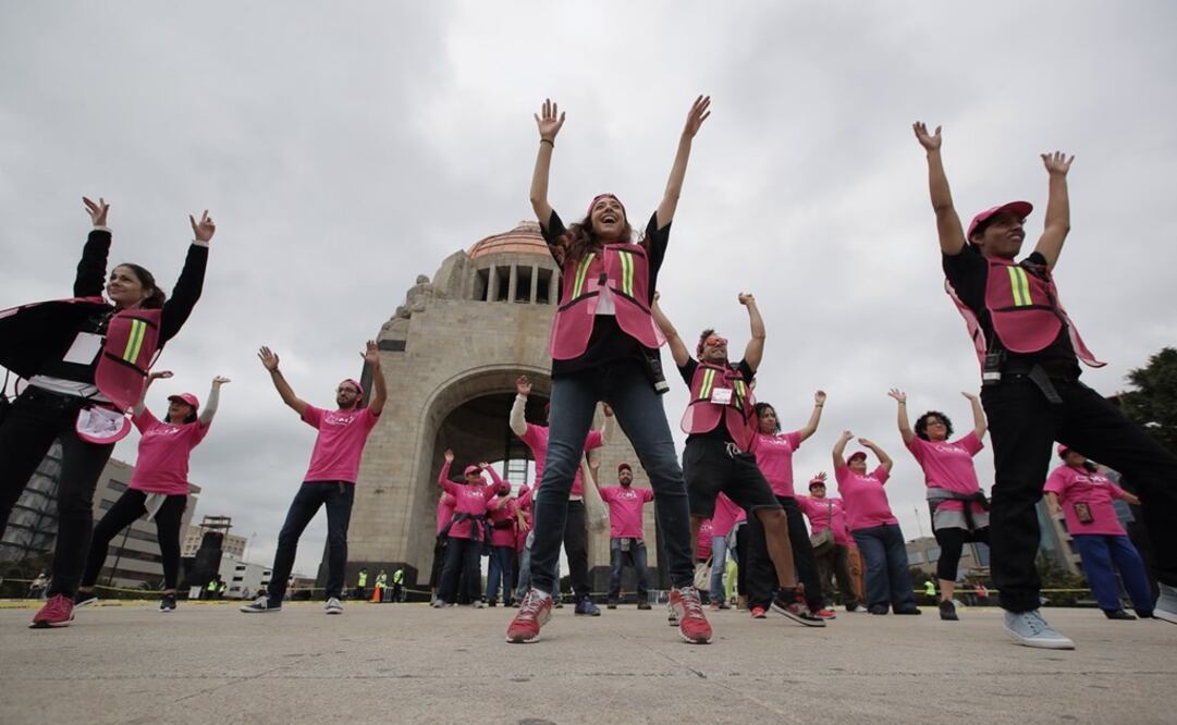 Los monumentos icónicos de la ciudad se pintaron de rosa y blanco por el Flashmob Ciudad de México.