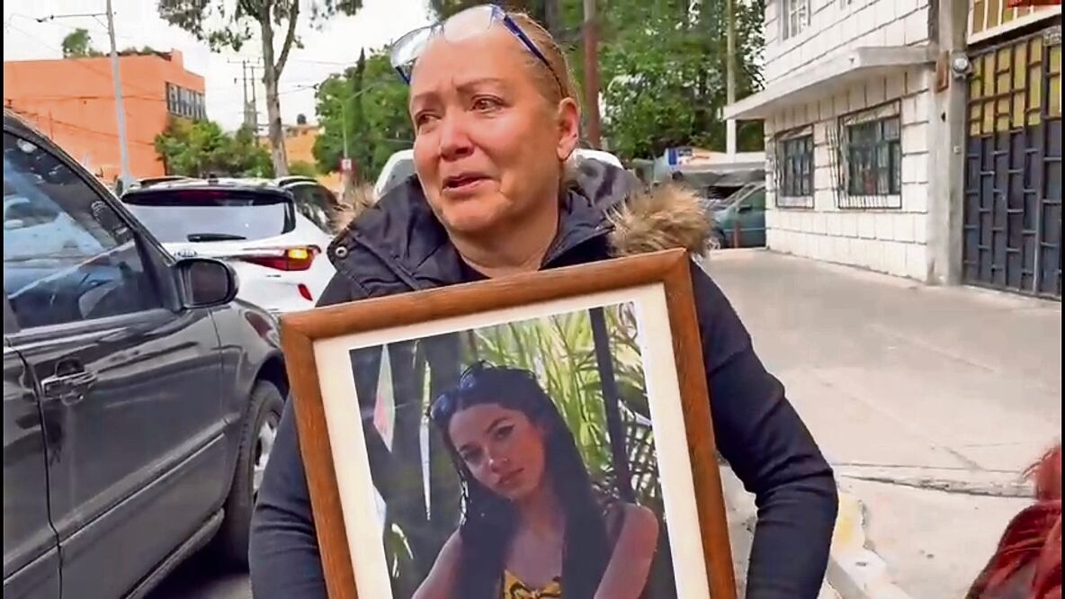 Al arribar a la funeraria, la señora Alejandra Huato portaba una fotografía de su hija Ivana. Aseguró que Giovanni Rodolfo “N” es el feminicida. Foto: Kevin Ruiz / El Universal