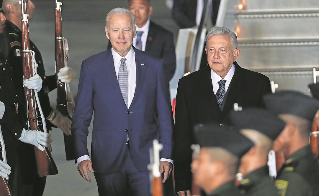 Biden y López Obrador caminaron por la alfombra roja resguardados por una valla de cadetes del Ejército. Foto: Berenice Fregoso / EL UNIVERSAL