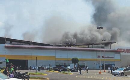 Desalojan plaza en Ecatepec por incendio