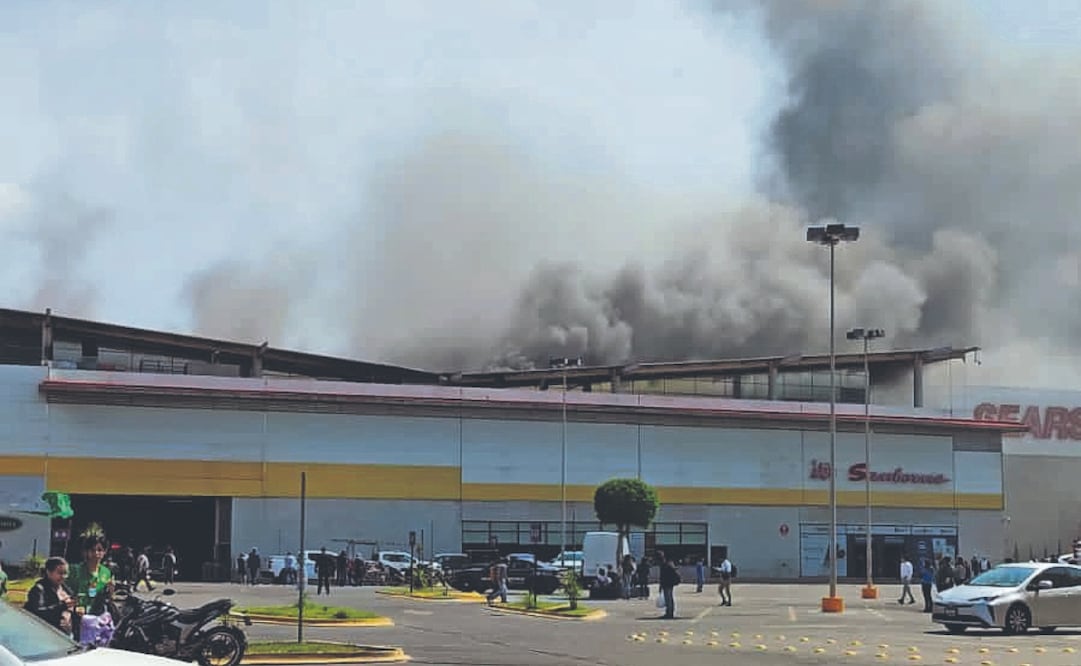 El nube de humo fue visible afuera del centro comercial. Foto Especial