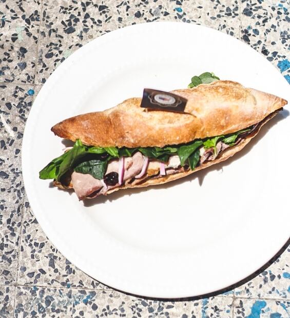 Disfruta de estos "modestos emparedados" aptos solo para carnívoros