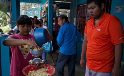 Con un poco de nixtamal ayudan a sus vecinos tras el paso del Huracán "Grace" en Poza Rica