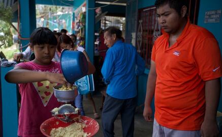 Con un poco de nixtamal ayudan a sus vecinos tras el paso del Huracán "Grace" en Poza Rica