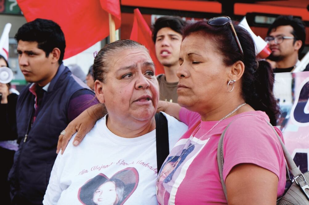 Entre los integrantes de la Caravana de la Realidad del Norte está Norma Andrade (izq.), quien logró llevar su caso ante la CIDH, donde el Estado mexicano aceptó su responsabilidad por la falta de justicia en el caso de su hija asesinada (ABRAHAM RUBIO)