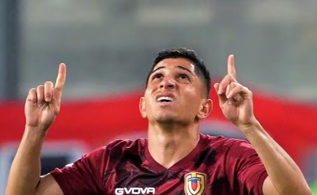 El mediocampista de Venezuela Jefferson Savarino celebra marcar el primer gol de su equipo durante el partido de fútbol contra Perú. Foto: AFP