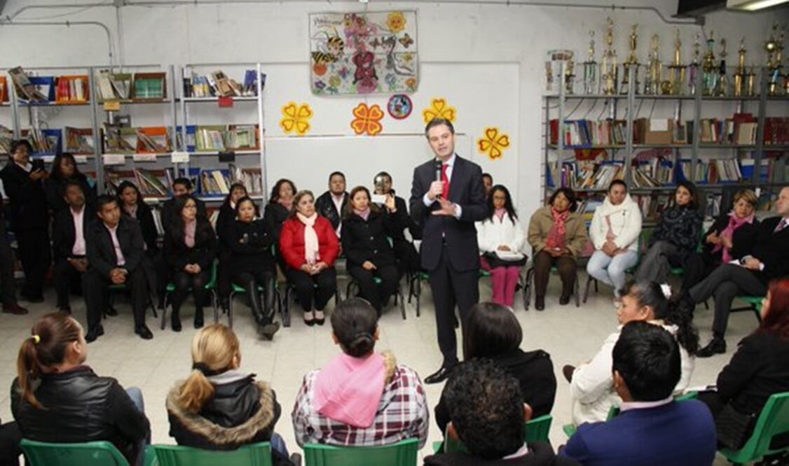 El secretario de Educación Pública, Aurelio Nuño, se reunió con maestros y padres de familia de una escuela primaria en Tlelnepantla, Edomex (Foto: @aurelionuno)