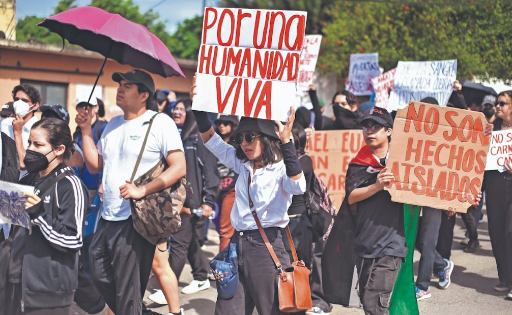 En la marcha, decenas de jóvenes gritaron consignas para demandar celeridad en las investigaciones del crimen de Claudia Tacoronte, así como la captura del responsable. Foto: Tony Rivera