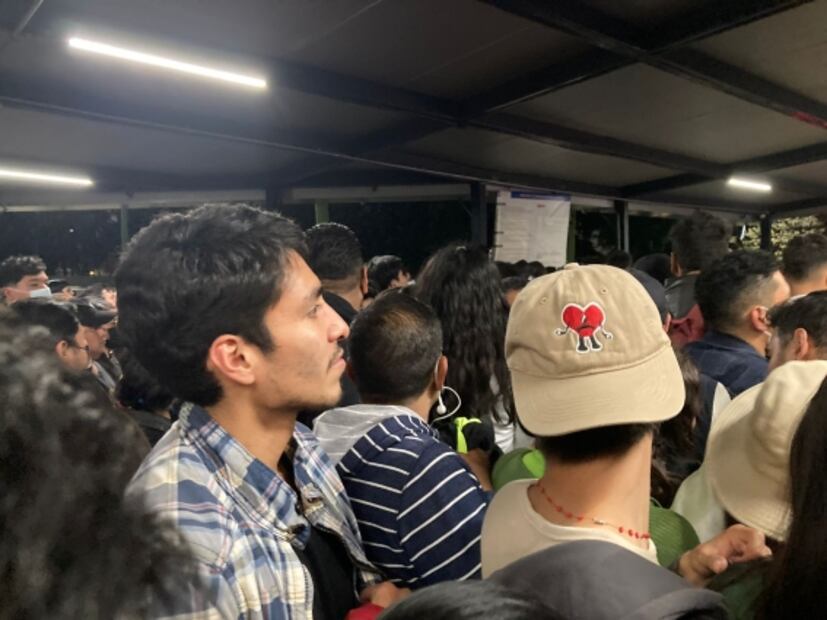 Caos en la estación Taxqueña del tren ligero por concierto de Bad Bunny 