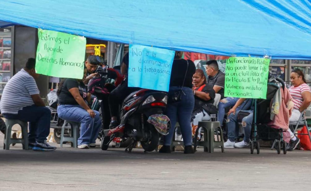 Comerciantes mazahuas bloquean avenida Juárez; protestan contra reordenamiento de la Alameda.
Foto: Karla Guerrero / EL UNIVERSAL
