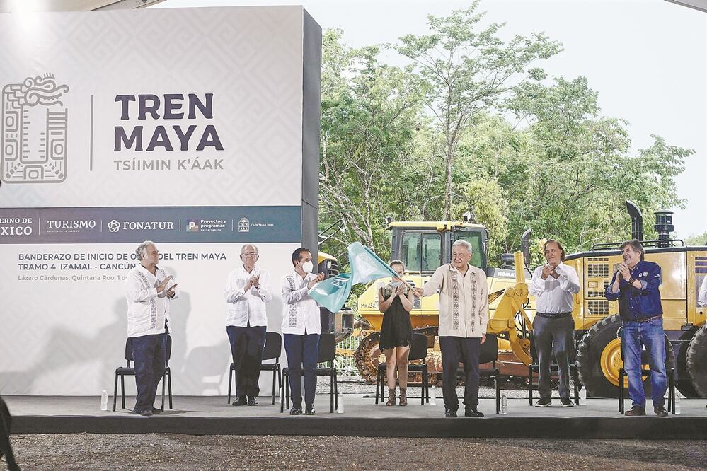 El presidente Andrés Manuel López Obrador dio el banderazo de inicio a la construcción del primer tramo del Tren Maya, el cual calificó como una obra monumental que detonará el desarrollo del sureste mexicano. Foto: DIEGO SIMÓN. EL UNIVERSAL