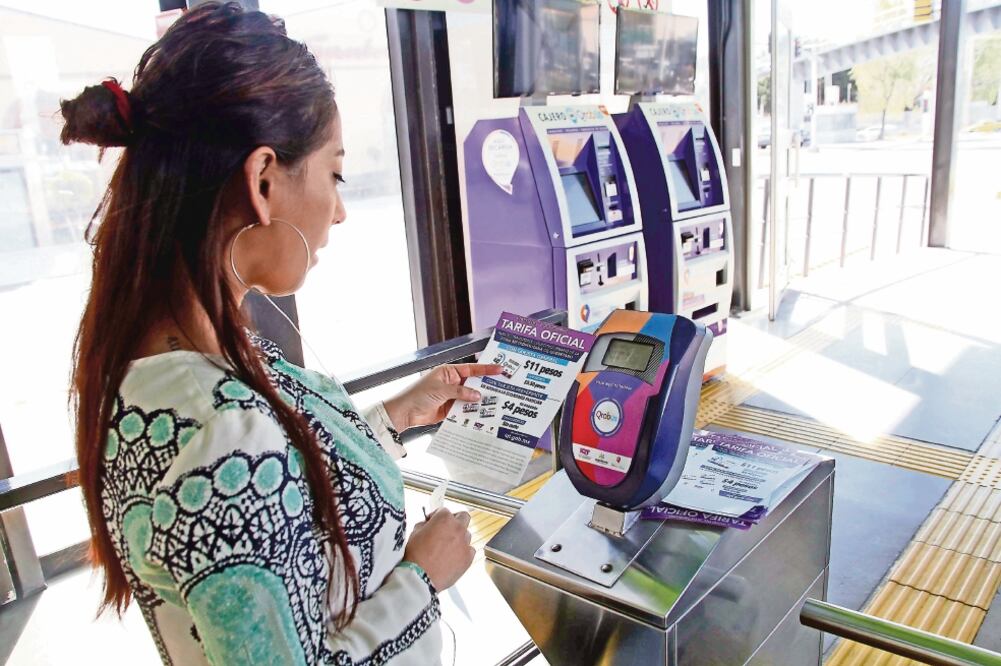 En la zona metropolitana de Querétaro los pasajeros ahora tienen que desembolsar 2.50 pesos más por viaje, ya que la tarifa aumentó a 11 pesos. (GUILLERMO GONZÁLEZ. EL UNIVERSAL)
