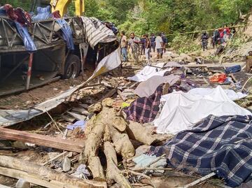 Lo que sabemos de la volcadura del autobús en Oaxaca que dejó 27 muertos