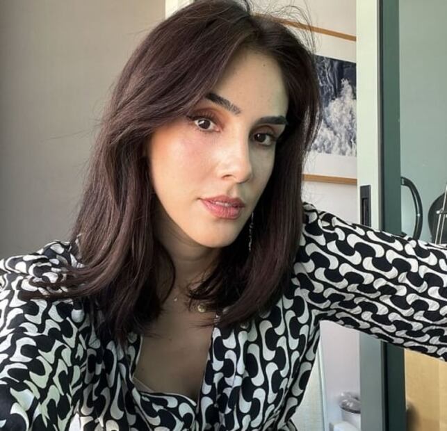 Sandra Echeverría porta vestido de gala con escote hasta el ombligo