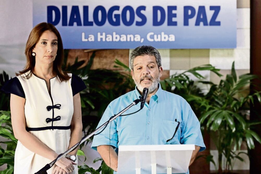 El negociador de las FARC, Marco Calarcá, y la jefa de comunicaciones del equipo de paz del gobierno colombiano, Marcela Durán, al anunciar ayer el pacto en La Habana (ENRIQUE DE LA OSA. REUTERS)