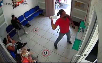 “Llame a una ambulancia, señorita": hombre agrede a taquillera en Oaxaca; rompe ventanilla y se corta el brazo