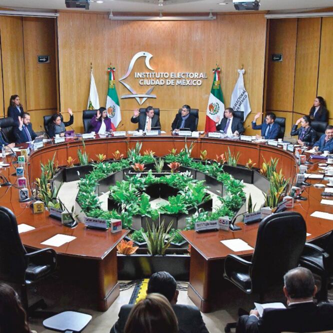 Los consejeros electorales acordaron reducir 15% los vales para gasolina, por lo que ahora recibirán 2 mil 500 pesos mensuales cada uno de ellos. Foto: ARCHIVO EL UNIVERSAL