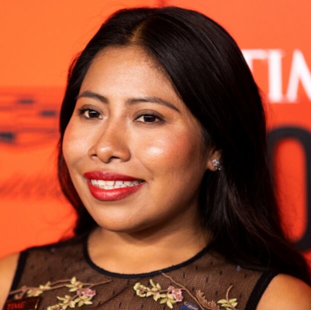 Yalitza Aparicio deslumbra con vestido bordado en alfombra roja de las 100 personas más influyentes del mundo