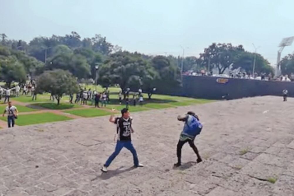 El grupo de atacantes iba vestido con jersey s que tenían el escudo de la UNAM y leyendas de los planteles Azcapotzalco y Naucalpan del CCH. (TERESA MORENO. EL UNIVERSAL)