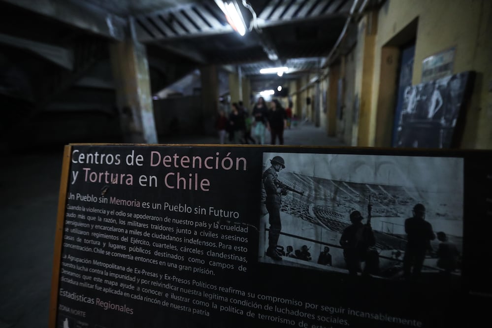 Detalle de una fotografía impresa que ilustra el horror que vivieron los detenidos tras el golpe de estado de Augusto Pinochet (Foto: EFE)