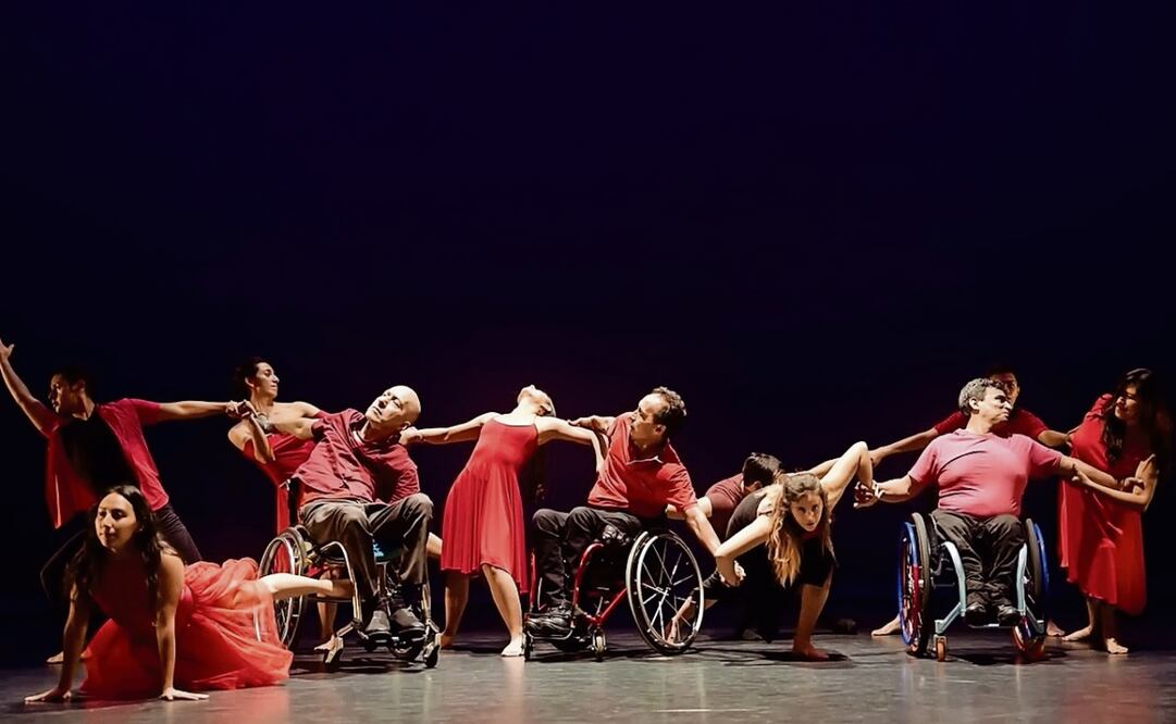 Integrantes con habilidades mixtas de la compañía FUGA Danza, que dirige Leticia Peñaloza, interpretan la coreografía titulada AnDanzas. Foto: Bernardo Undig