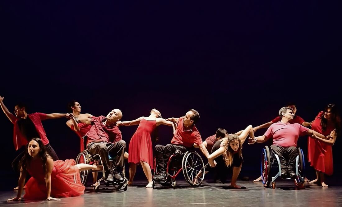 Integrantes con habilidades mixtas de la compañía FUGA Danza, que dirige Leticia Peñaloza, interpretan la coreografía titulada AnDanzas. Foto: Bernardo Undig