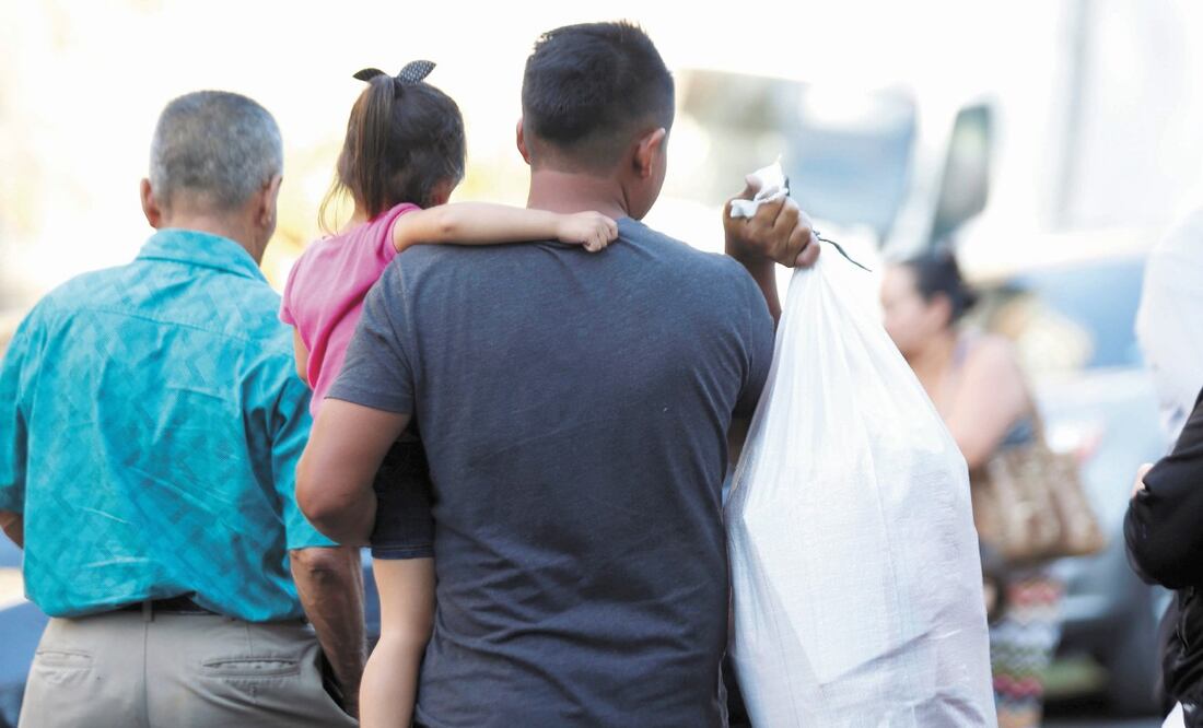 Indocumentados que fueron deportados de EU dejan el Centro de Asistencia Integral para Migrantes en San Salvador. Foto: JOSÉ CABEZAS. REUTERS