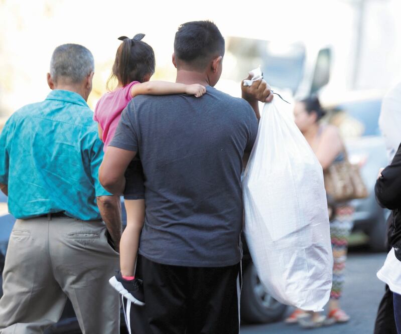 Indocumentados que fueron deportados de EU dejan el Centro de Asistencia Integral para Migrantes en San Salvador. Foto: JOSÉ CABEZAS. REUTERS
