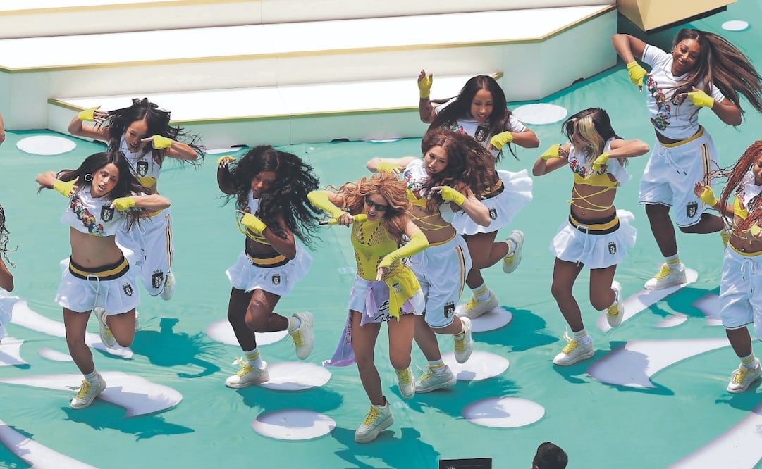 Shakira, en su cuarta Copa del Mundo, interpretó en el Estadio Ciudad de México “Dai Dai”, la canción oficial del Mundial, acompañada de un grupo de bailarines y del cantante nigeriano Burna Boy. Foto: Diego Simón y Carlos Mejía/ EL UNIVERSAL