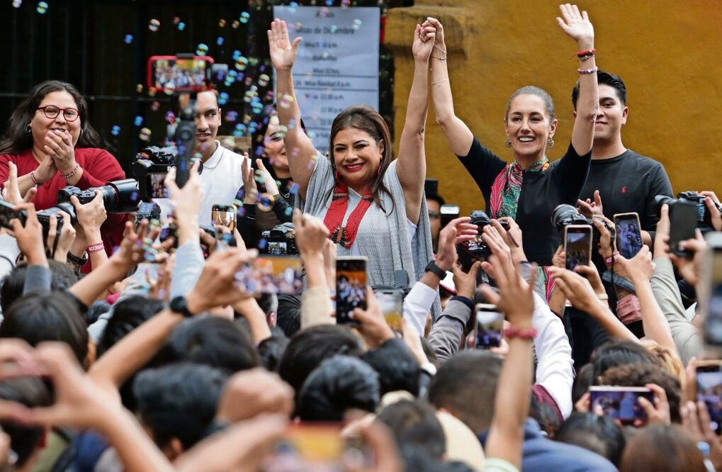 Clara Brugada y Claudia Sheinbaum se reunieron con jóvenes en Coyoacán. Foto: CARLOS MEJÍA/EL UNIVERSAL
