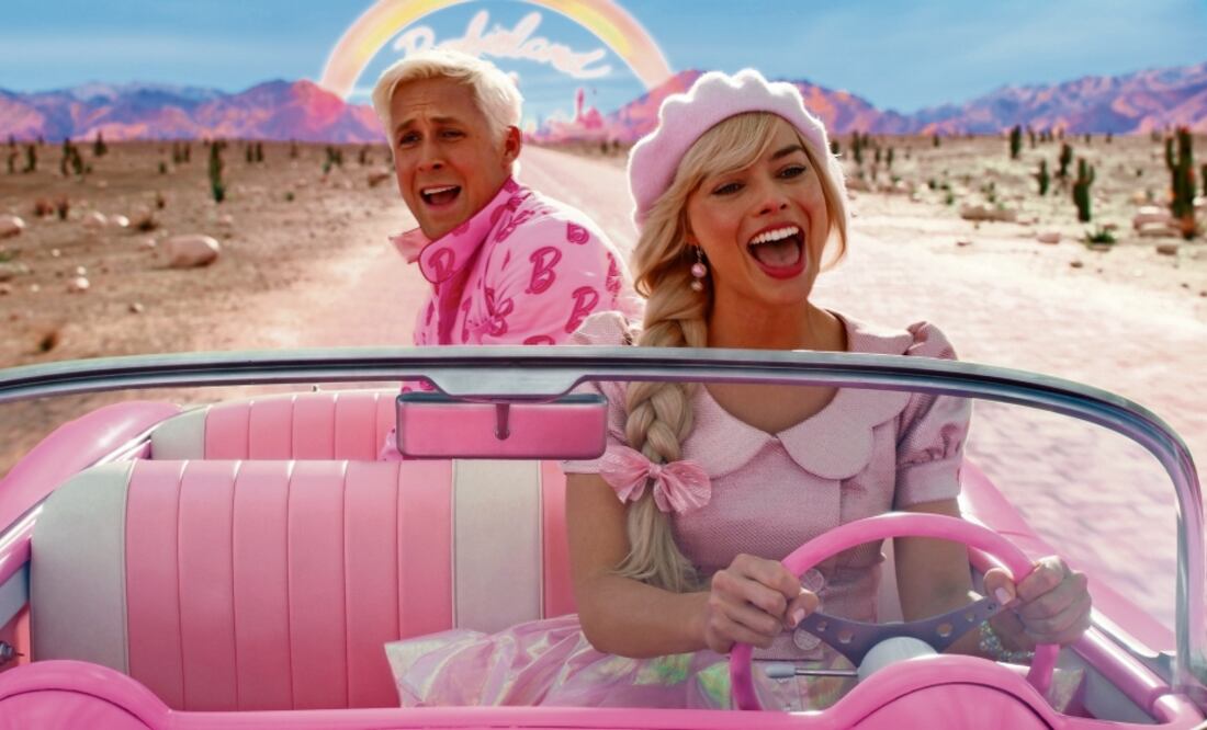 Ryan Gosling es Ken y Margot Robbie da vida a la muñeca. Foto: Warner Pictures