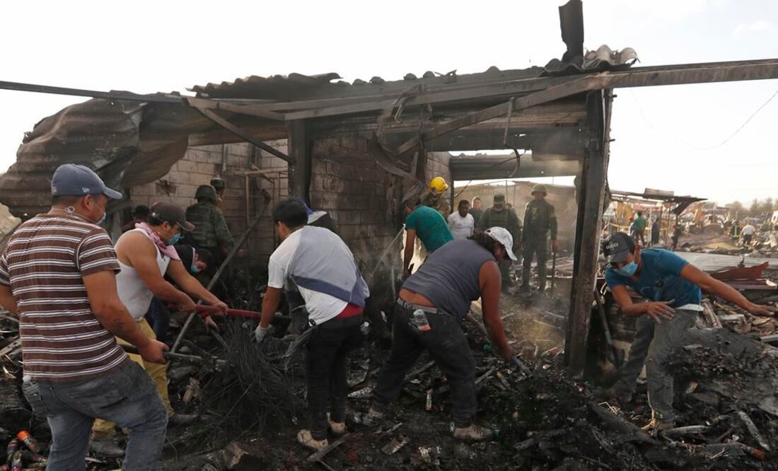 Suman 32 muertes por explosión en Tultepec