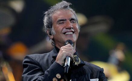 ¿Coqueteo o acoso?: Alejandro Fernández reacciona así con modelo en escenario de Viña del Mar 