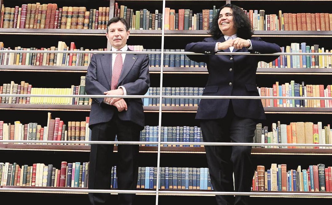 Consuelo Sáizar y Fernando Álvarez del Castillo en la Biblioteca de México
