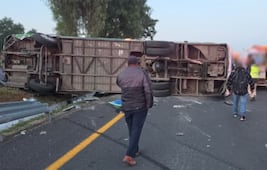 Pasajeros iban al trabajo y terminaron atrapados en camión volcado sobre la México-Pachuca