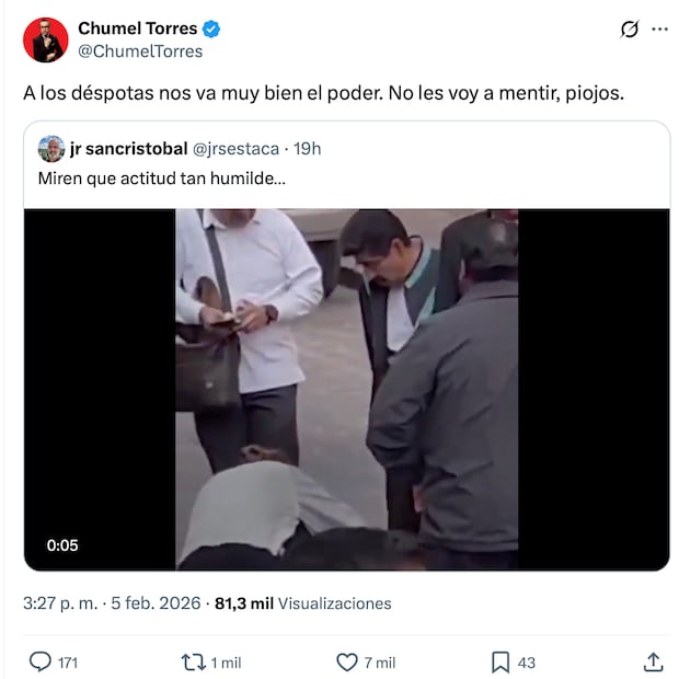 Chumel Torres reacciona a video donde limpian los zapatos a Hugo Aguilar. Foto: Captura de pantalla