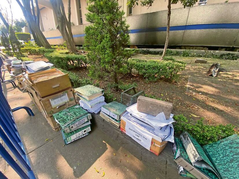 Tras vallas metálicas quedaron resguardados documentos identificados con diversas direcciones y folios. FOTOS: JUAN CARLOS WILLIAMS. EL UNIVERSAL